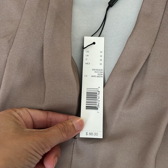 T Tahari Beige and Cream Sleeveless Blouse NWT - Picture 3 of 6